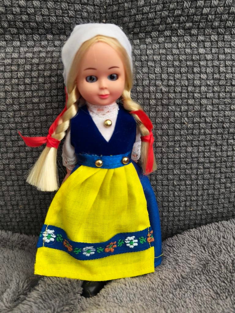 Klederdracht poppetje., Verzamelen, Poppen, Ophalen of Verzenden, Zo goed als nieuw, Pop