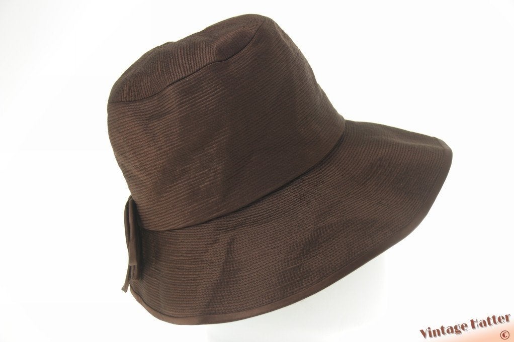 Vintage Dameshoed Paschen Modelle bruin satijn 55-56, 55 cm (S, 6⅞ inch) of minder, Hoed, Ophalen of Verzenden, Zo goed als nieuw