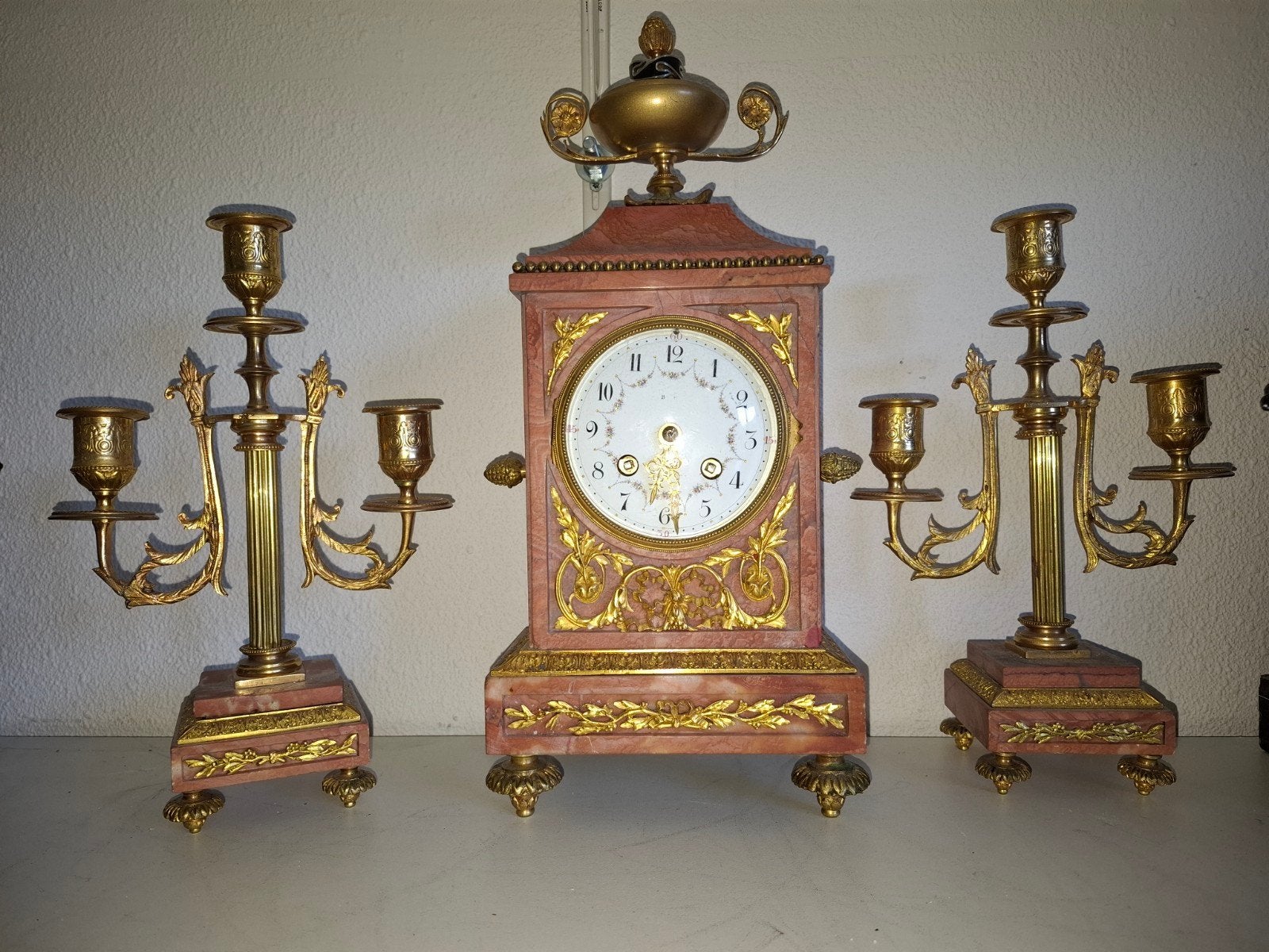 Antieke pendule met kandelaars - Marmer en brons, Ophalen