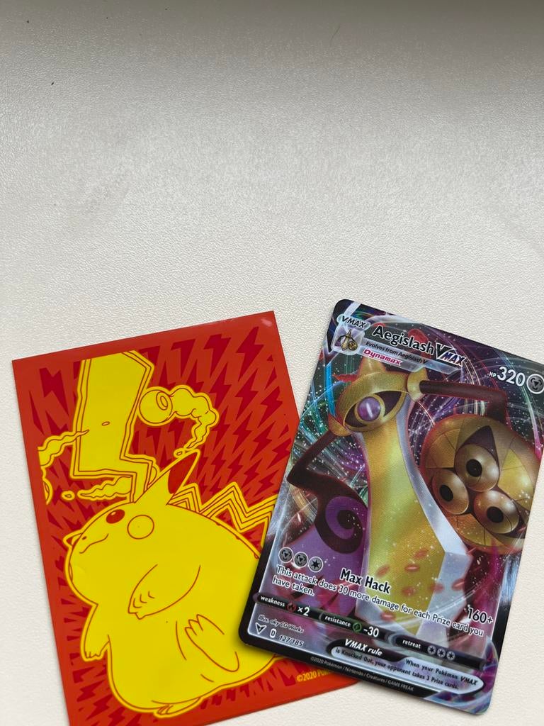 Aegislash VMAX Pokémon Kaart met Pikachu Sleeve, Ophalen, Zo goed als nieuw, Losse kaart