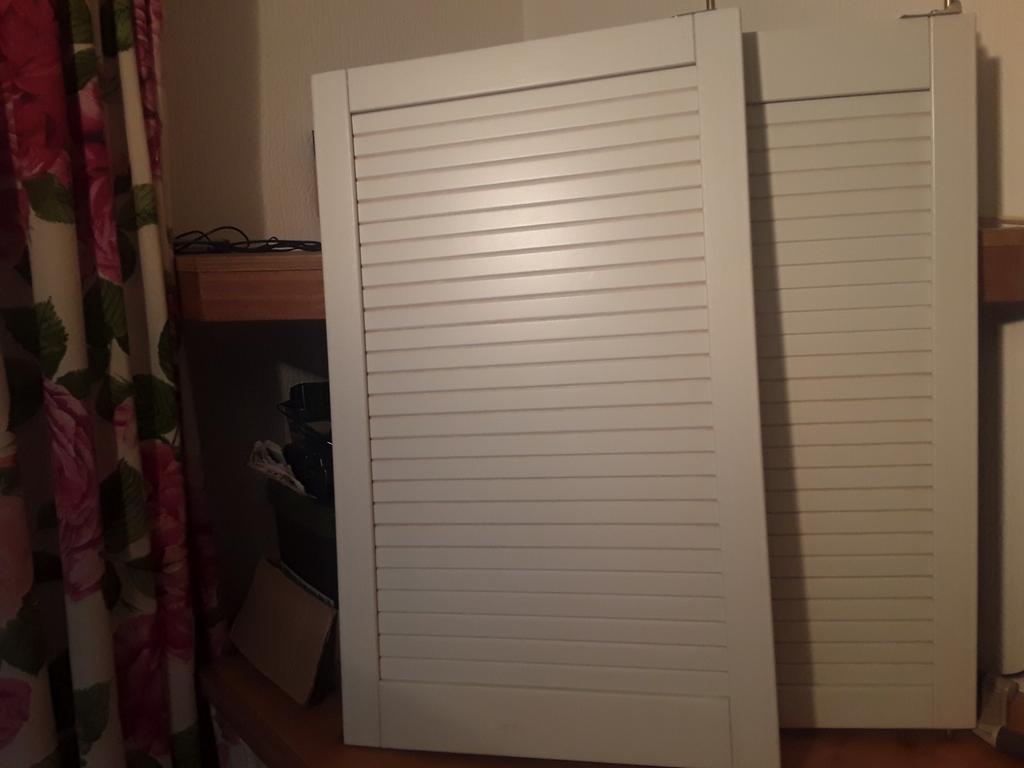 2 hardhouten klapdeurtjes, Ophalen