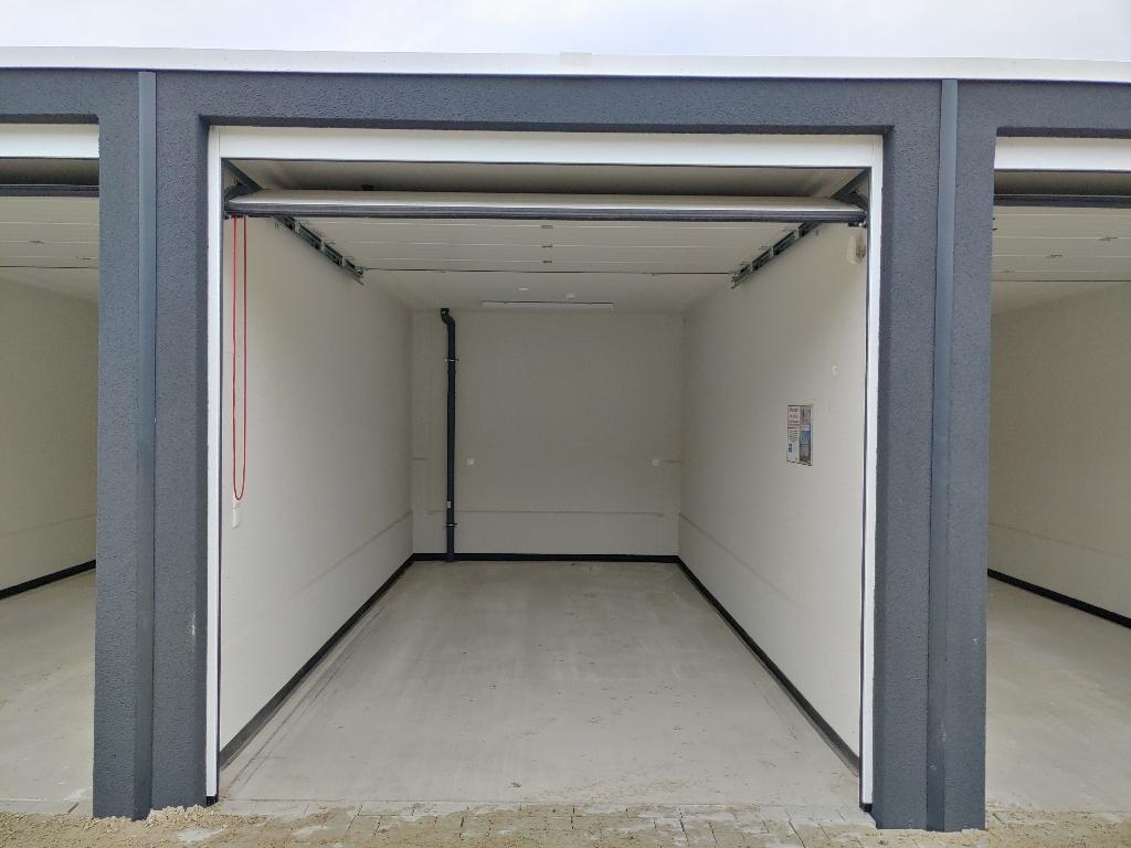 Te Huur 18m2 garagebox, bedrijfsruimte in Borne, Overijssel