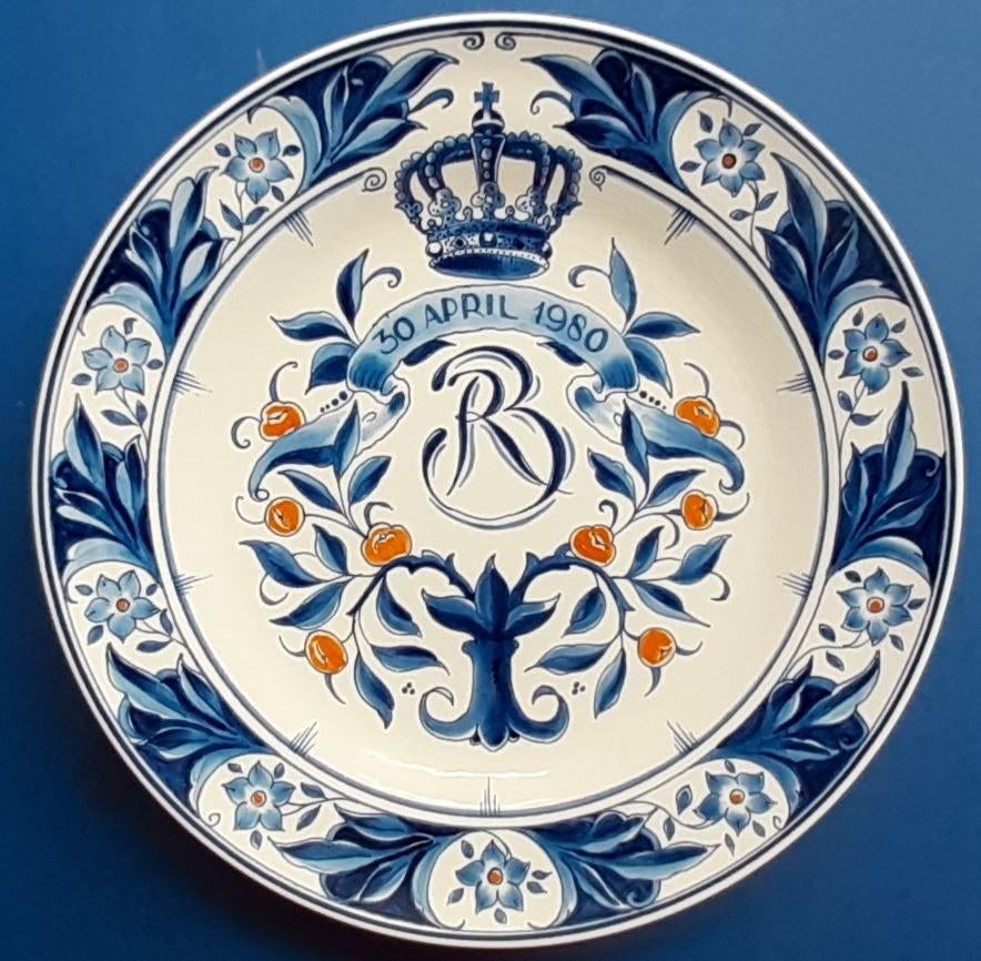 Porceleyne Fles 1980 Kroning HM Beatrix 22cm (4) koningshuis, Antiek en Kunst, Antiek | Wandborden en Tegels, Ophalen of Verzenden