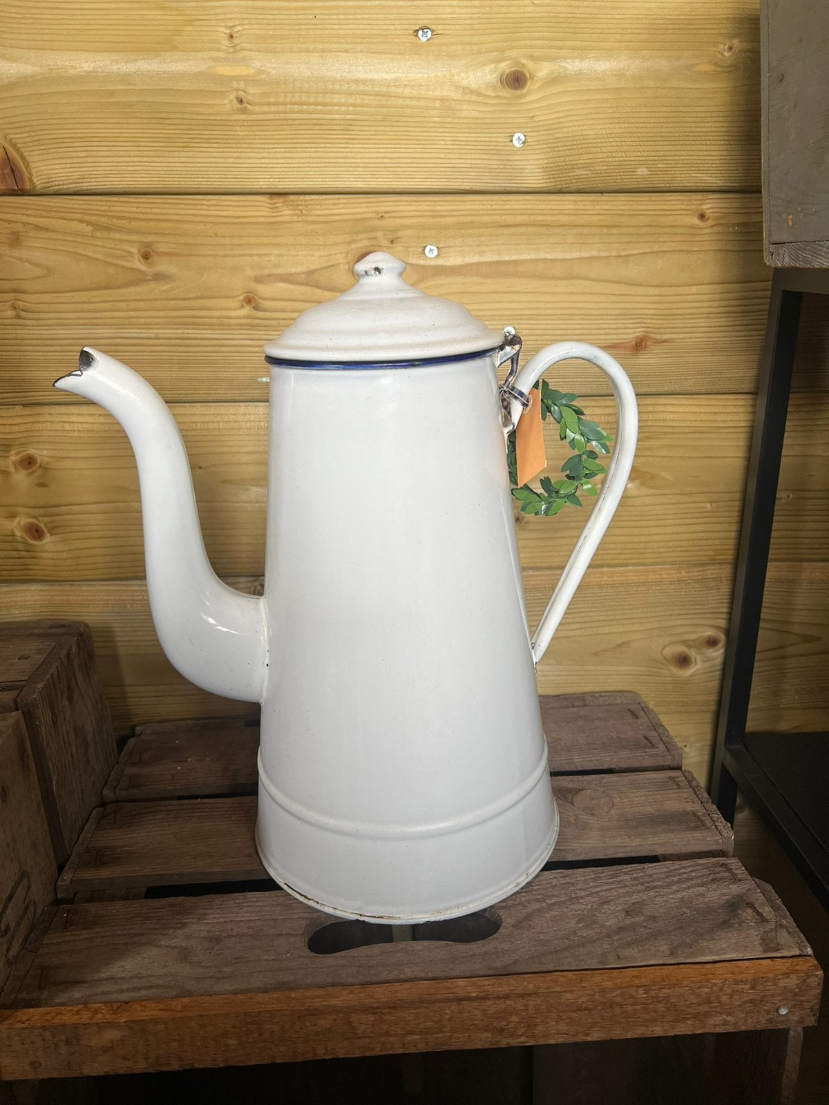 Grote wit emaille koffiepot met blauw randje, Ophalen