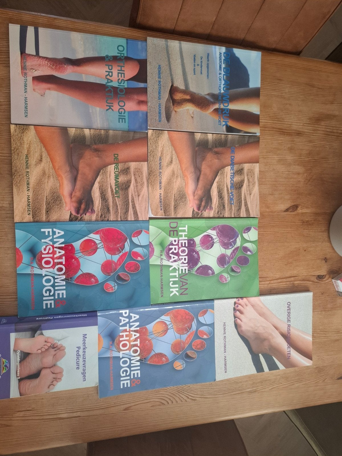 Te koop 11 boeken voor de opleiding tot pedicure ., Ophalen of Verzenden, Beta, Zo goed als nieuw, MBO