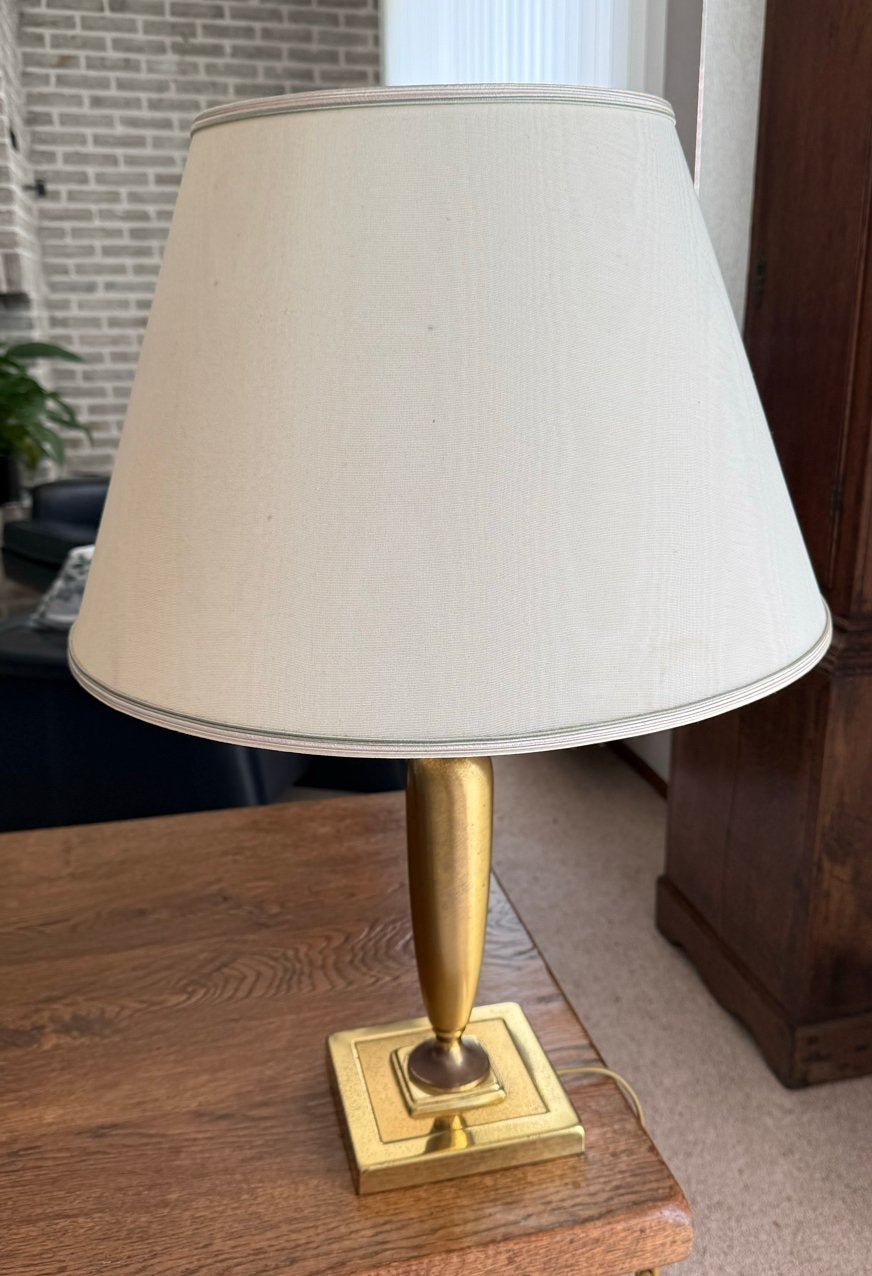 Klassieke tafellamp met stoffen kap en messing voet, Ophalen, Zo goed als nieuw, Metaal, 50 tot 75 cm