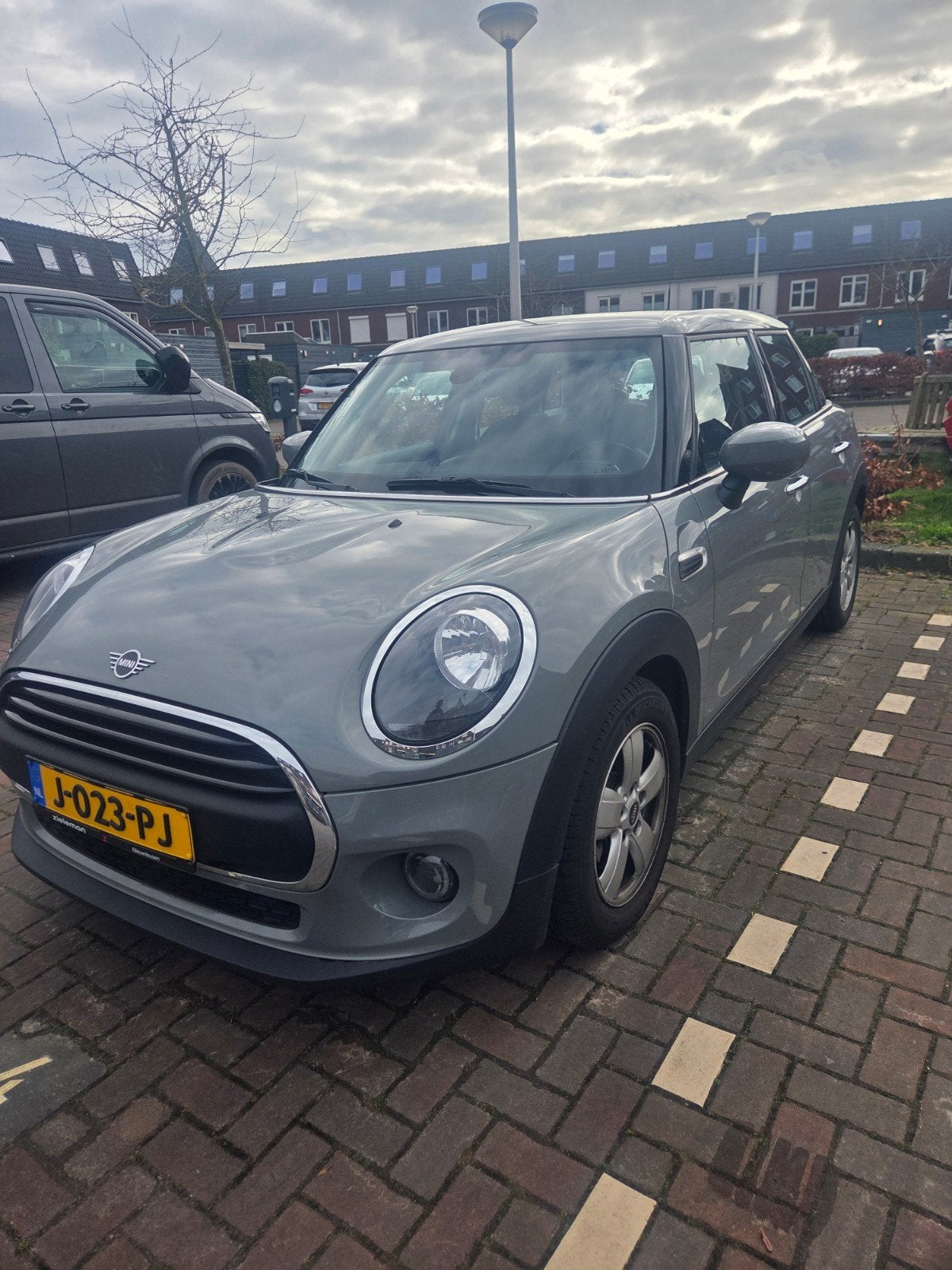 Mini 5-deurs (f55) 1.5 102pk 2020 Grijs, Auto's, Voorwielaandrijving, Stof, Zwart, Bluetooth