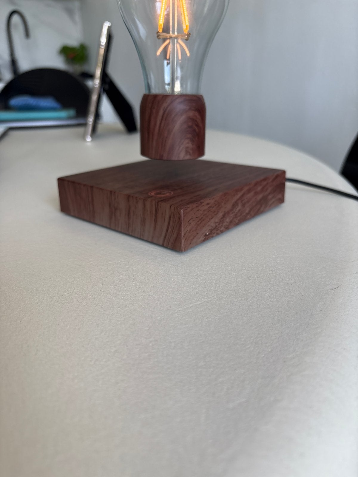 Zwevende lamp met houten voet - Uniek design, Ophalen of Verzenden, Zo goed als nieuw