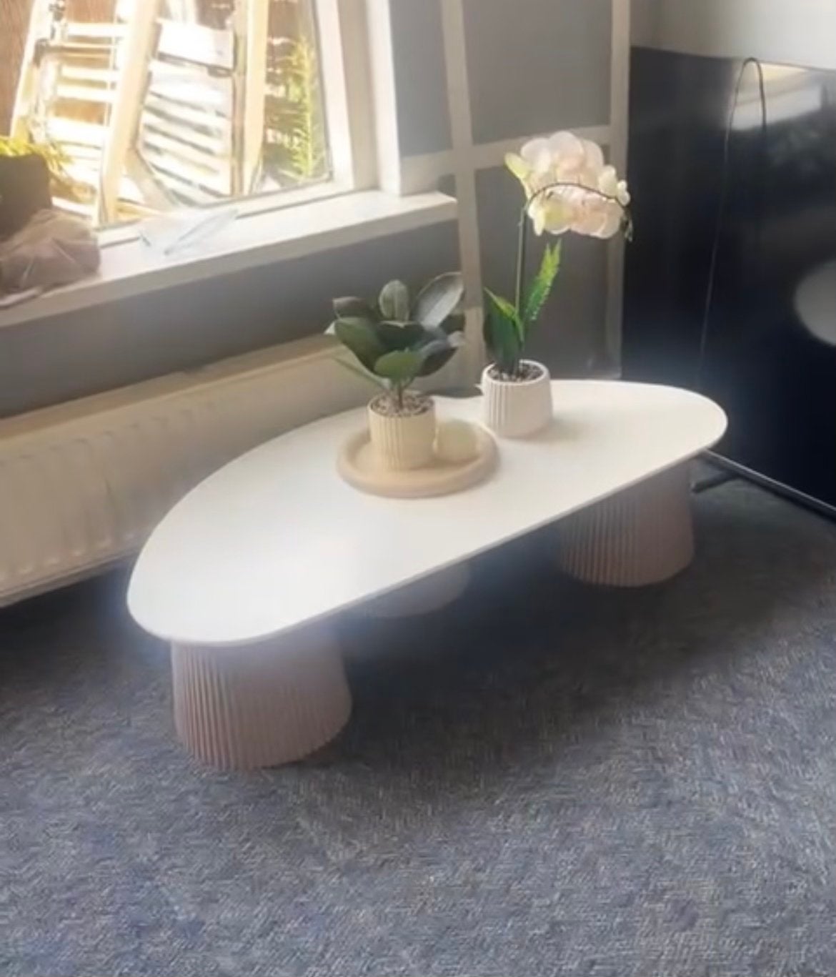 Moderne  Japandi ovale salontafel - Wit met beige poten, Huis en Inrichting, Tafels | Salontafels, Kunststof, 100 tot 150 cm, Zo goed als nieuw
