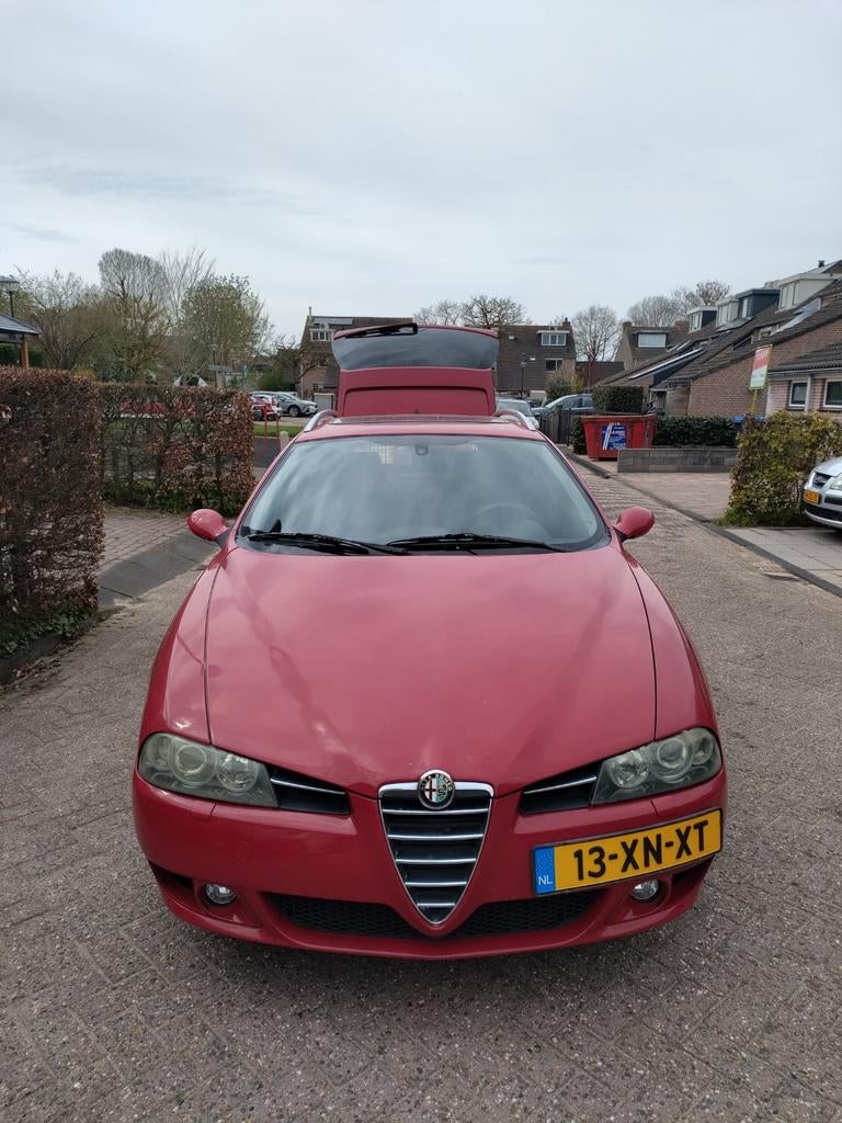 Alfa Romeo 156 2.5 V6 24V Sportwagon 2004 Rood, Auto's, Alfa Romeo, Voorwielaandrijving, Euro 5, 1380 kg, Zwart