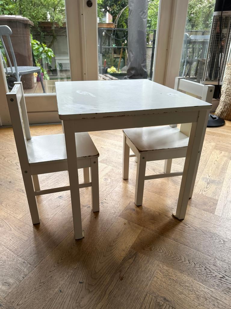 Gratis: Ikea Kritter kindertafel en stoelen, Kinderen en Baby's, Kinderkamer | Tafels en Stoelen, Ophalen, Gebruikt, Tafel(s) en Stoel(en)