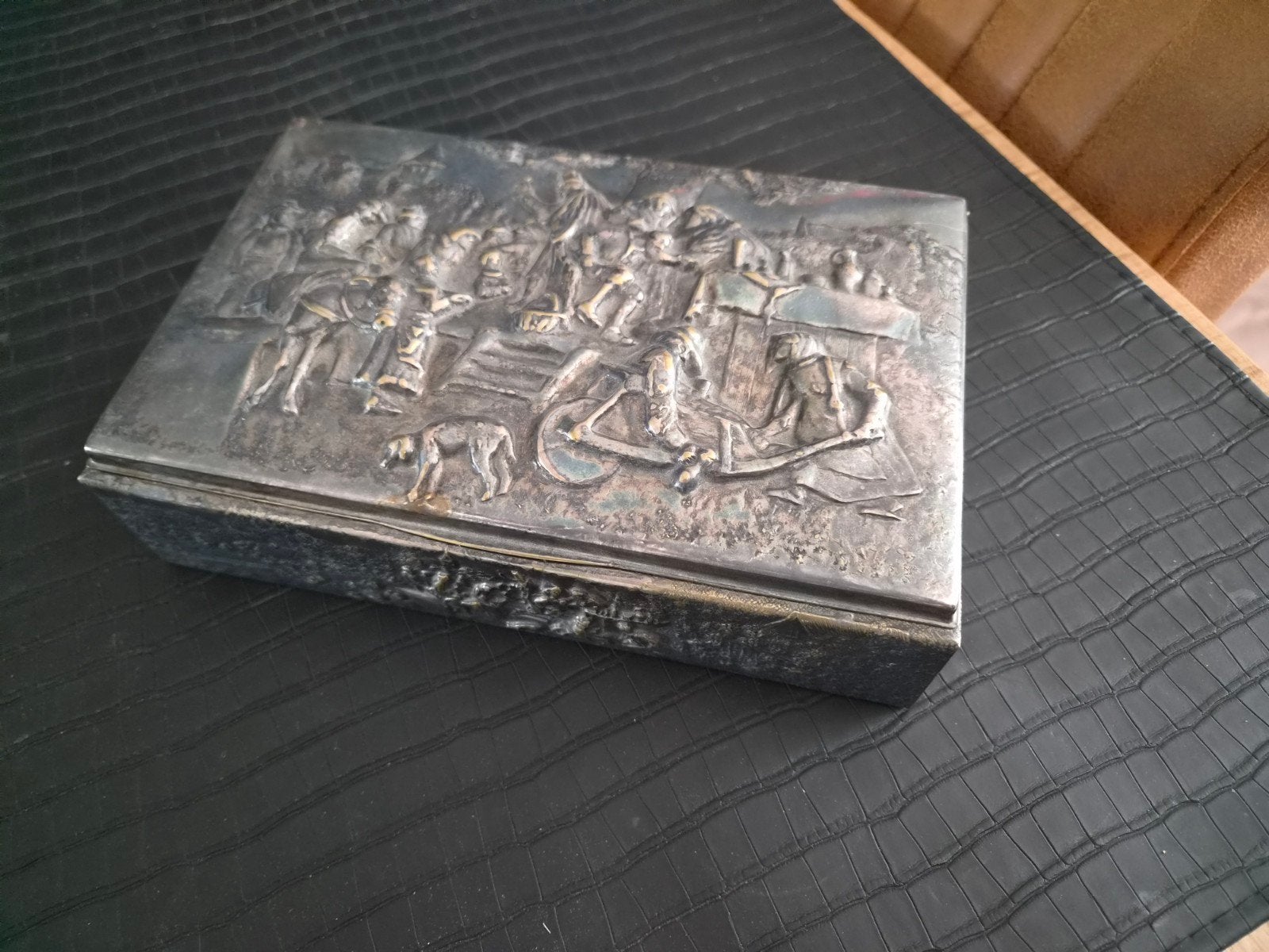 Antieke Verzilverde Sigarenkist met Reliëfdecoratie, Ophalen