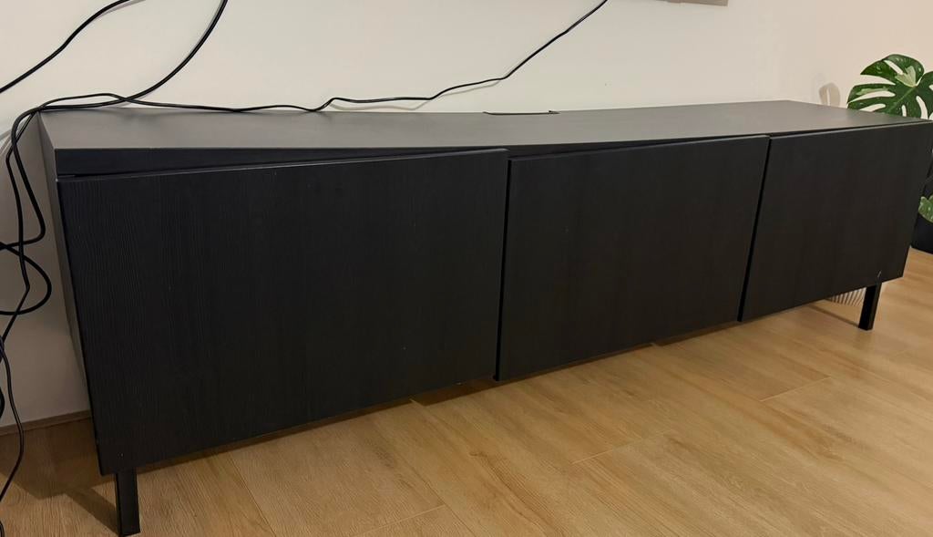 GRATIS Ikea besta tv meubel zwart met poten (180x42x38 cm), Ophalen, Gebruikt, 25 tot 50 cm
