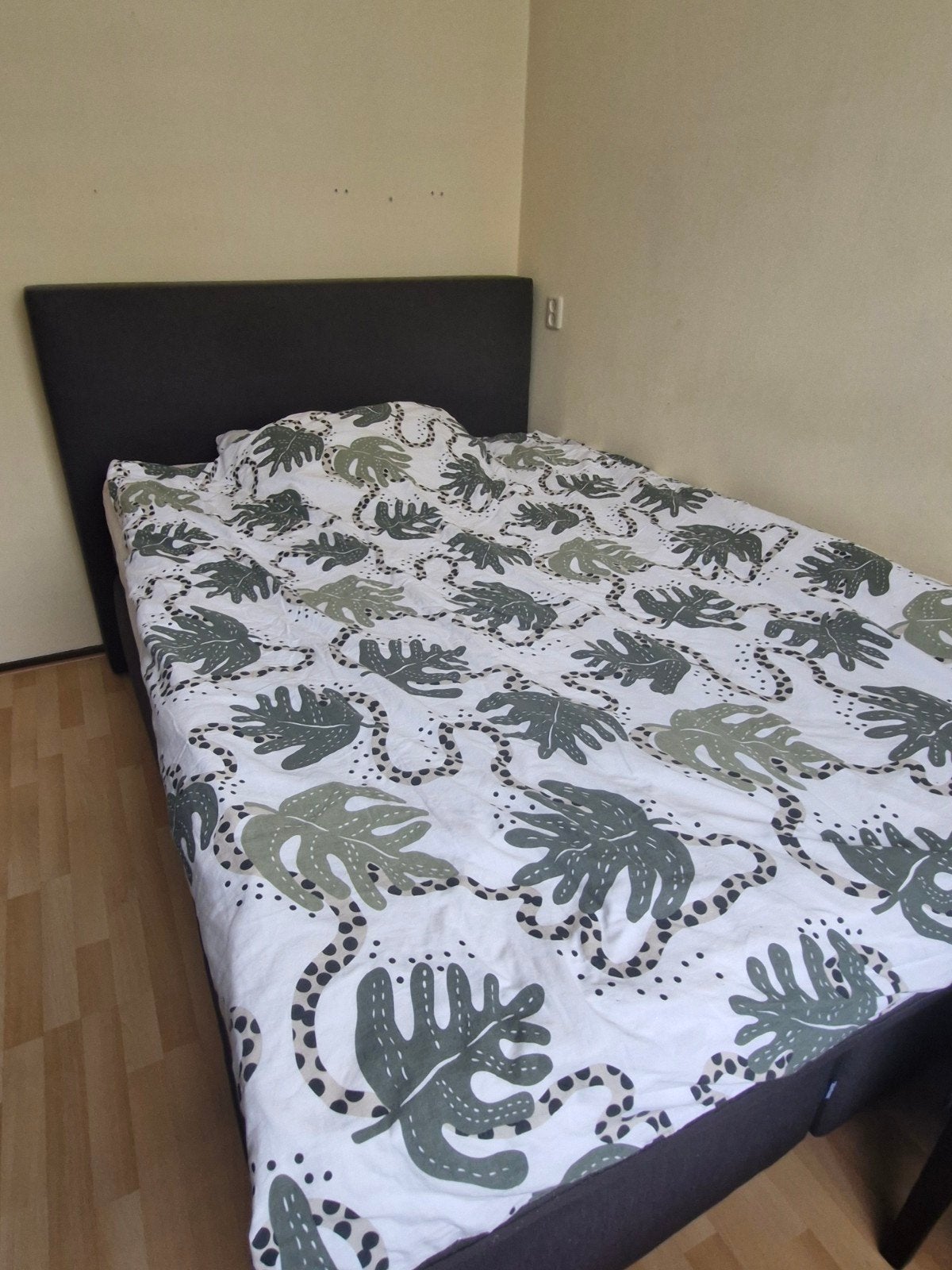 Boxspring merk: Kårlsson van Beter bed
Donker grijs

Hoofdbo, Huis en Inrichting, Ophalen, Tweepersoons, 140 cm, Zo goed als nieuw