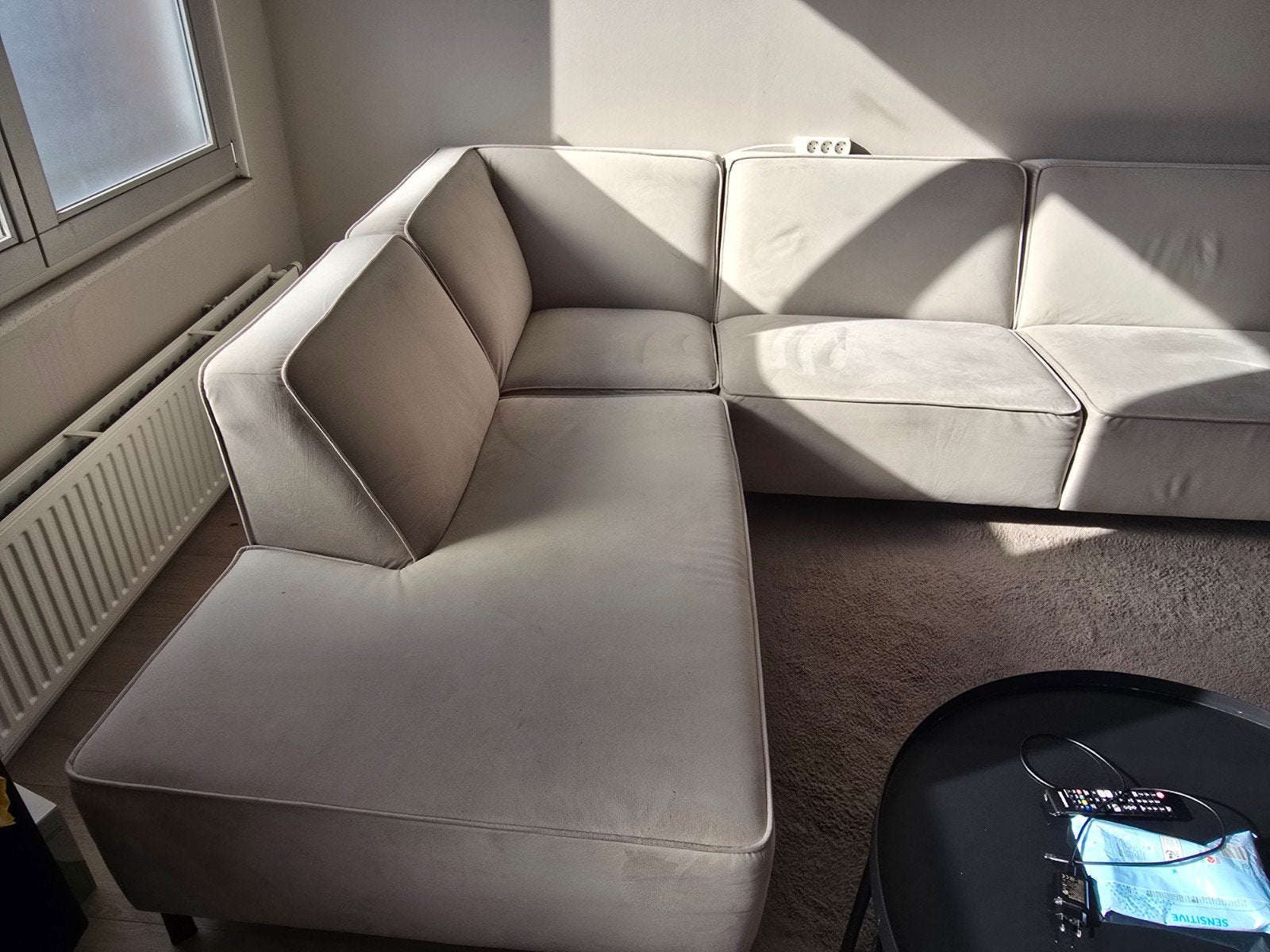 beige velours hoekbank met lounge, Ophalen, 250 tot 300 cm, Velours, Hoekbank