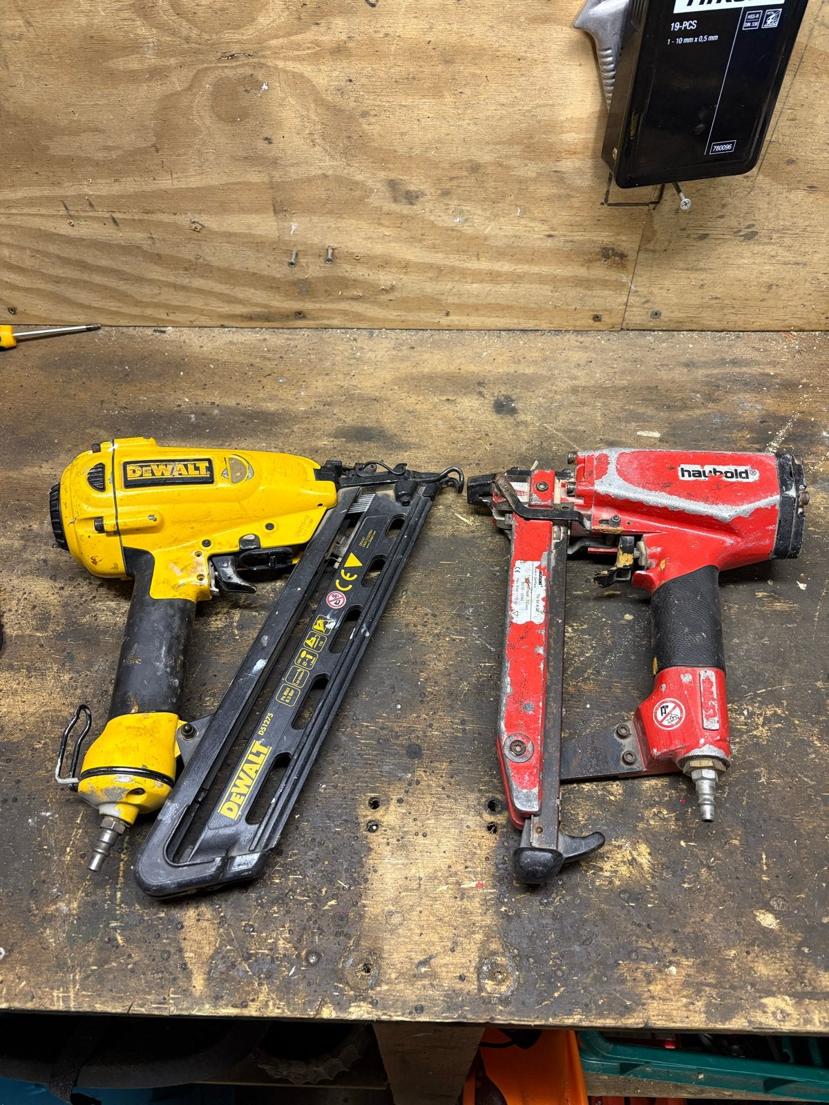 Set van 2 professionele afwerktackers: DeWalt en Haubold, Ophalen of Verzenden, Gebruikt, Tacker/nietmachine, DeWalt