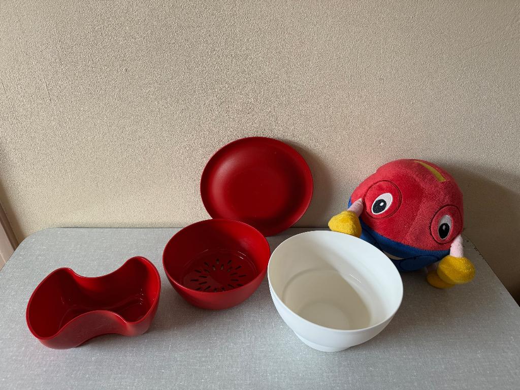 NIEUWSTAAT schaaltje + vergiet + inzet ALLEGRA set + deksel, Ophalen of Verzenden, Zo goed als nieuw, Rood, Schaal