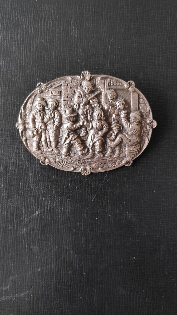 Grote oude zilveren broche, vioolspeler en dansende mensen, Sieraden, Tassen en Uiterlijk, Broches, Overige materialen, 4 tot 7 cm