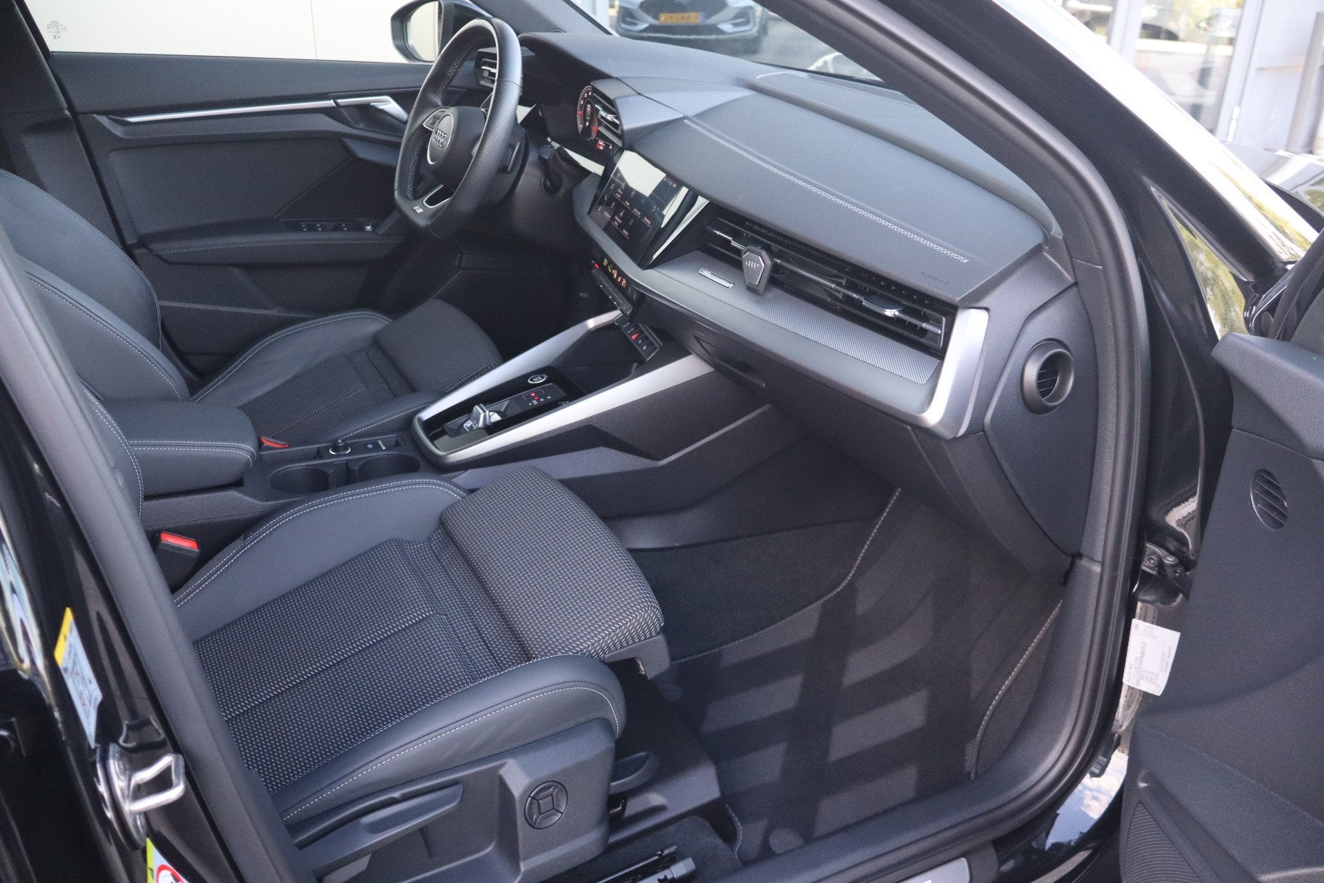 Audi A3 Limousine 35 TFSI S edition - NL Auto! Stoelverw I 3, Auto's, 4 cilinders, 150 pk, Leder en Stof, Zwart