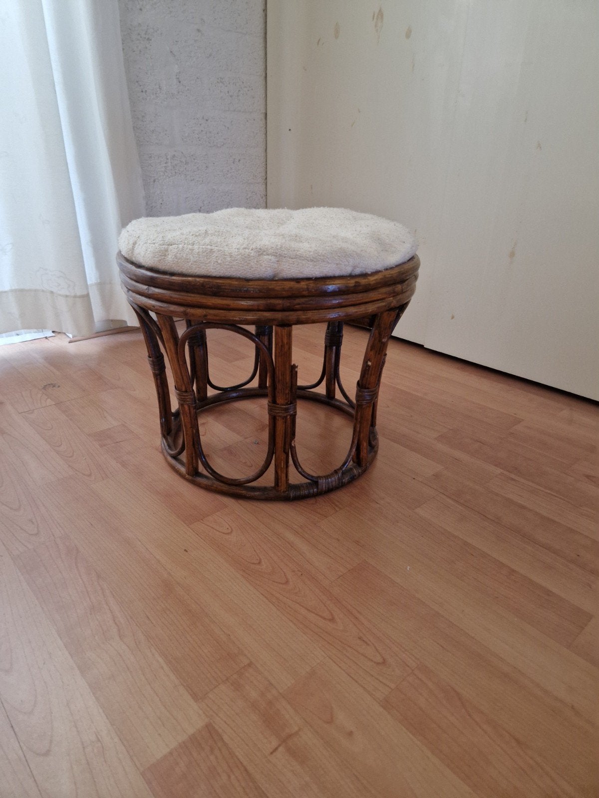 Rotan krukje met kussen - 45 cm hoog, 33 cm diameter, Huis en Inrichting, Ophalen of Verzenden, Gebruikt, Hout