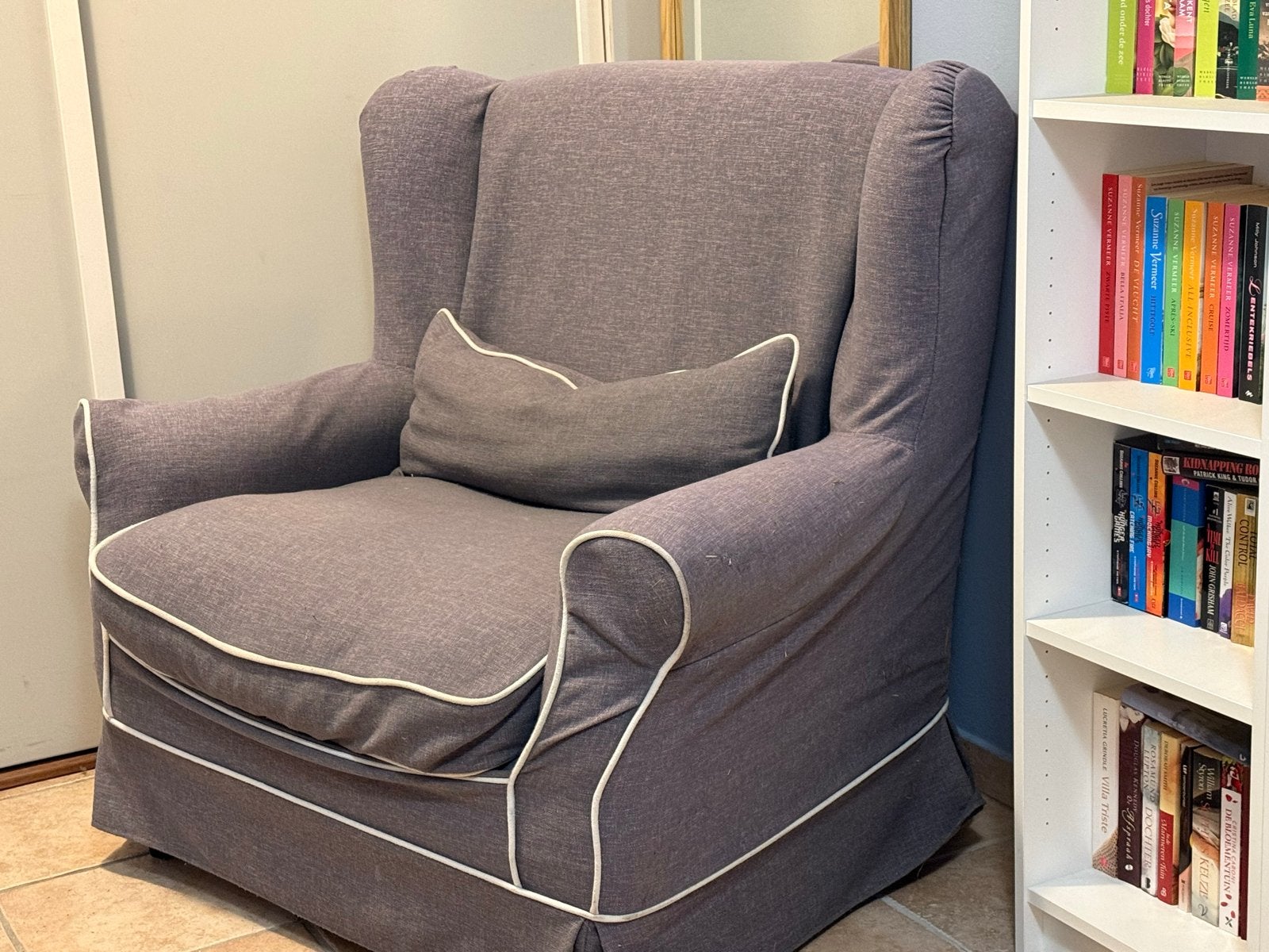 Comfortabele grijze fauteuil met witte bies, Ophalen, Zo goed als nieuw, Stof, 75 tot 100 cm