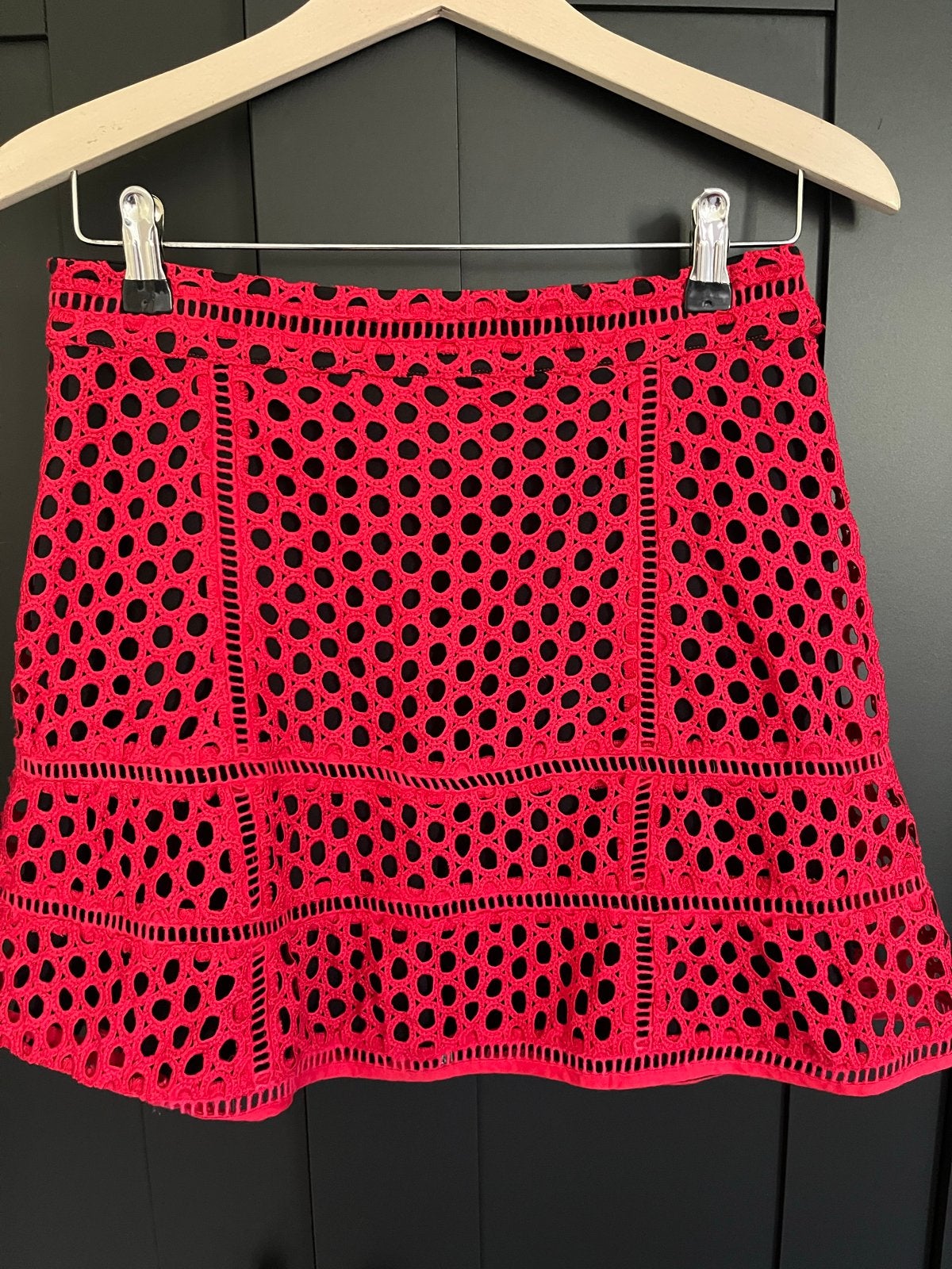 Nikkie mini-rok rood met perforaties maat 34, Kleding | Dames, Ophalen of Verzenden, Zo goed als nieuw, Maat 34 (XS) of kleiner