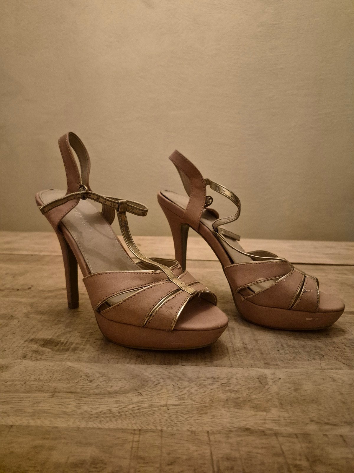 Roze sandalen met hoge hakken en gouden bandjes, Kleding | Dames, Ophalen of Verzenden, Gedragen, Roze, Sandalen of Muiltjes