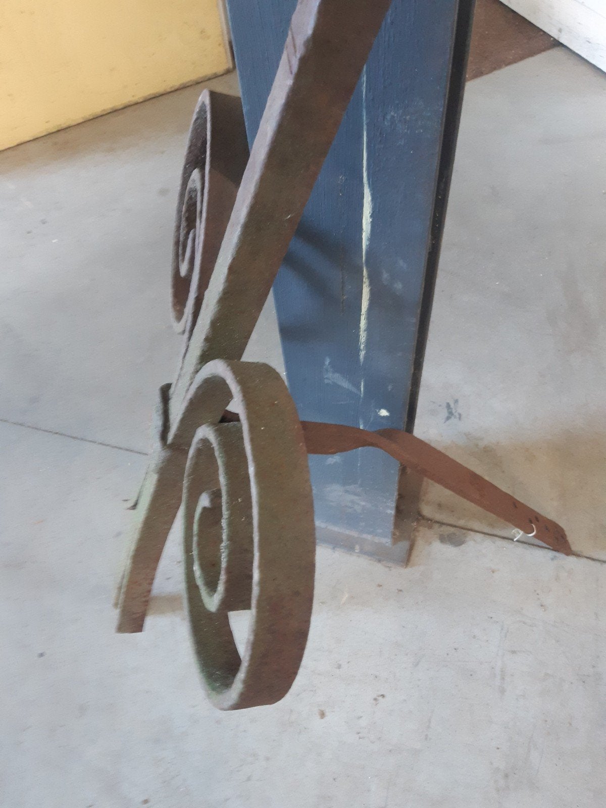 Antiek groot gesmeed muuranker, 102 cm hoog, 53 cm breed, Ophalen of Verzenden