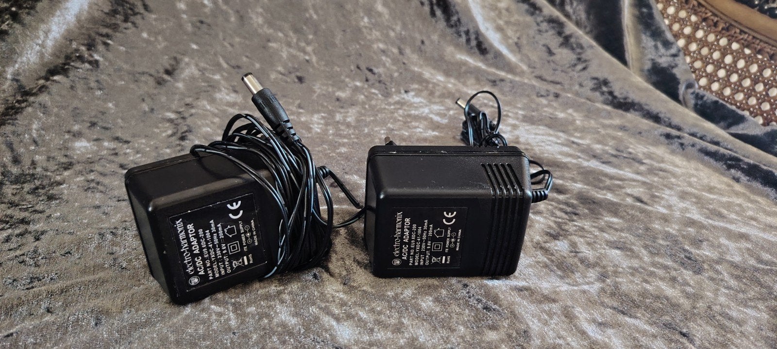 2x pedal batterij - AC/DC ADAPTOR 9V 200mA - ZGAN, Ophalen of Verzenden, Zo goed als nieuw