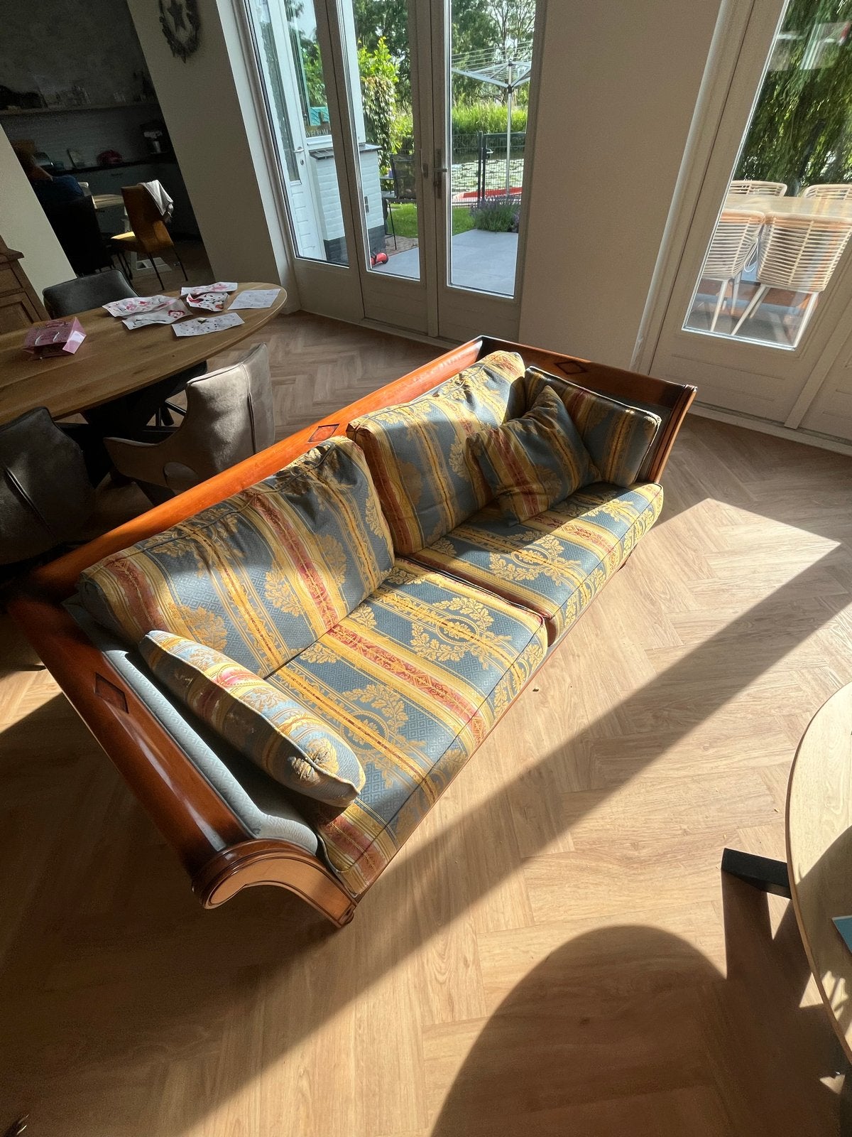 Klassieke bank met sierlijke stof en hout, Huis en Inrichting, Ophalen, Gebruikt, 150 tot 200 cm, Driepersoons