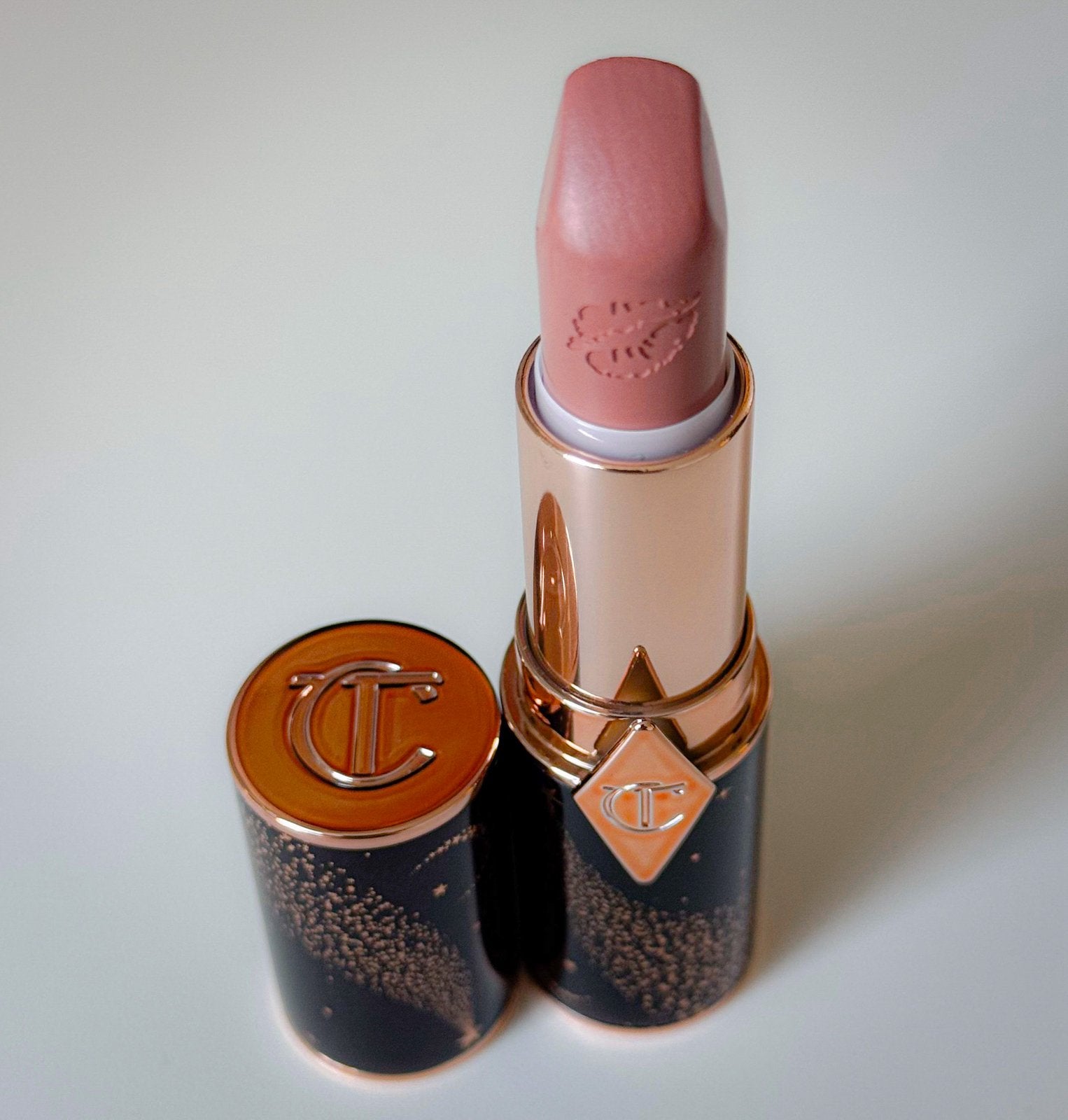Charlotte Tilbury JK Magic Lipstick, Sieraden, Tassen en Uiterlijk, Uiterlijk | Cosmetica en Make-up, Verzenden, Zo goed als nieuw