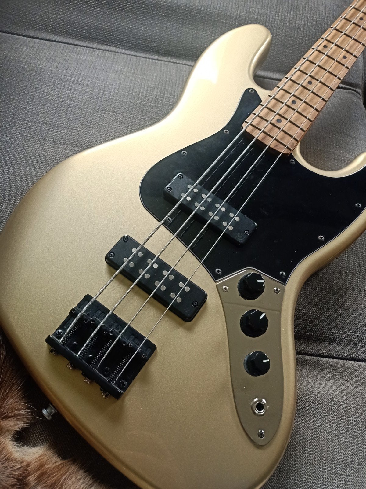 Squier Jazz Bass met upgrades, Muziek en Instrumenten, Snaarinstrumenten | Gitaren | Bas, Ophalen, Zo goed als nieuw