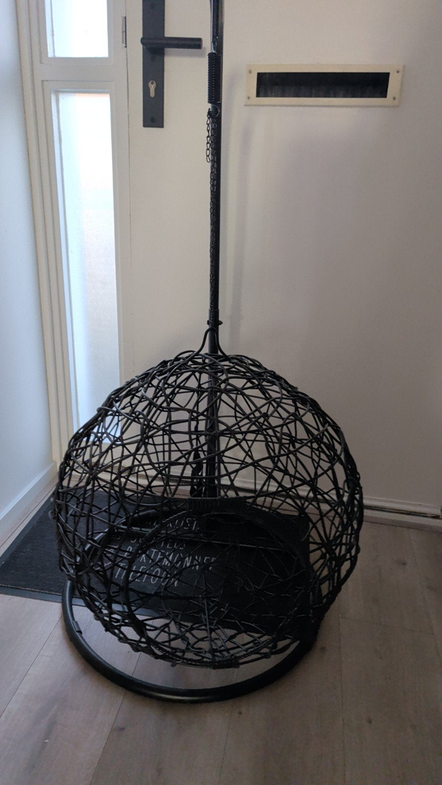 Hangstoel voor katten, Ophalen