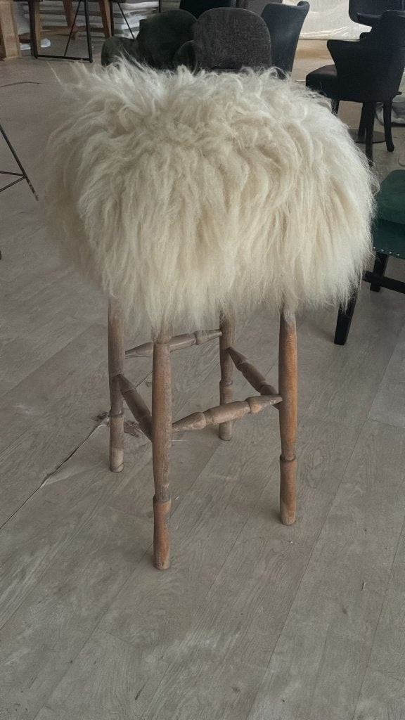 Prachtige Houten Kruk met Witte Schapenvacht – Vintage, Ophalen, Hout