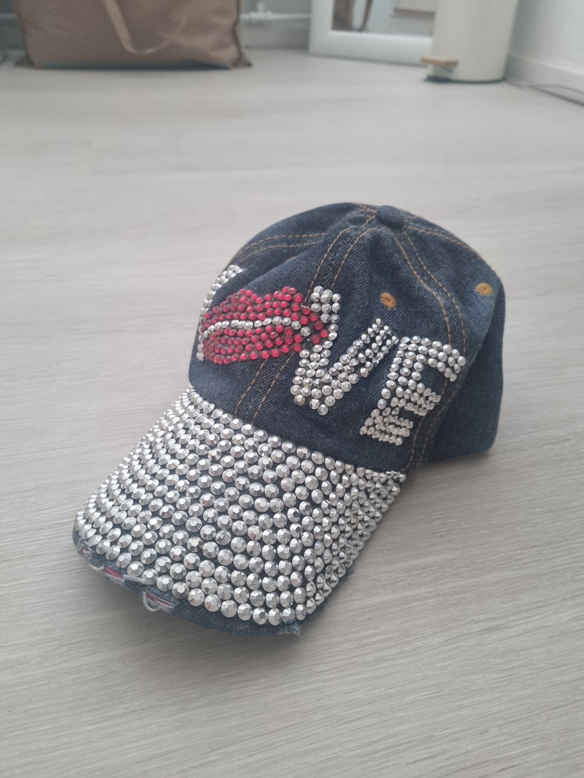 Denim Pet met Strass en 'LOVE' Opdruk, One size fits all, Ophalen of Verzenden, Pet, Onbekend