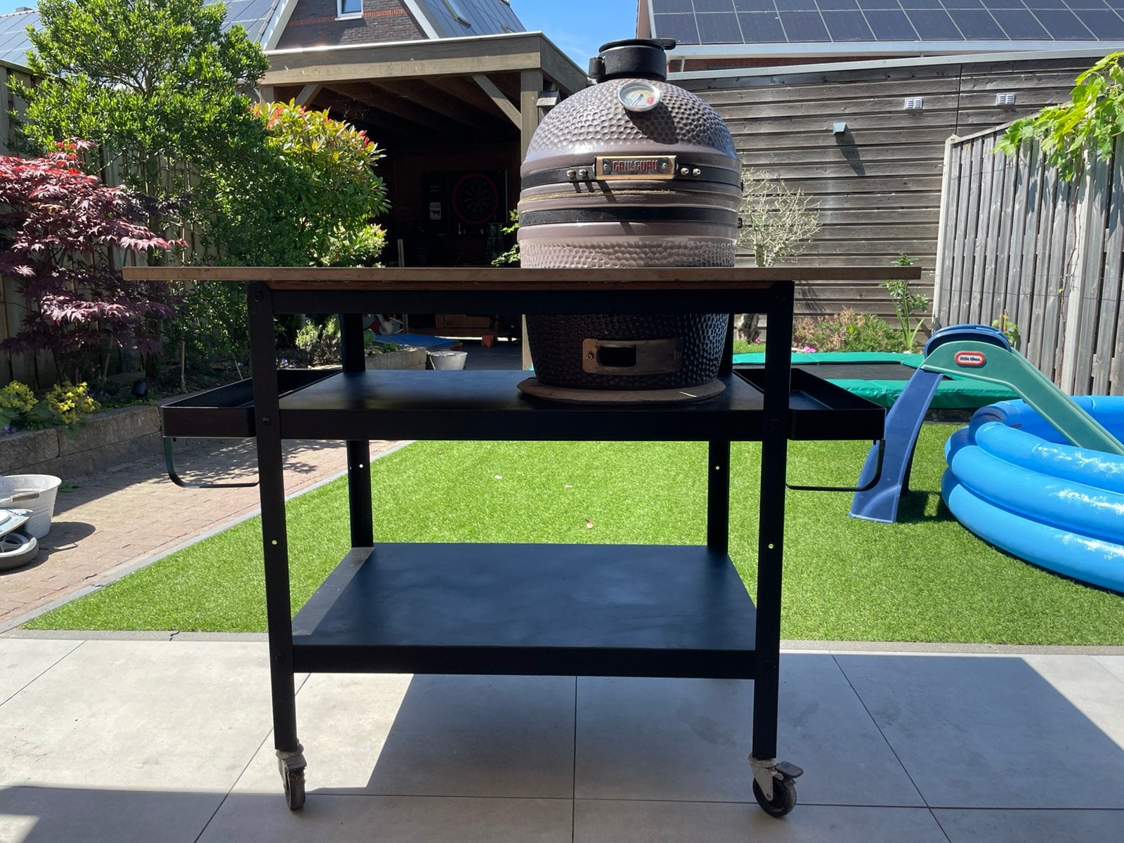 Grill Guru Compact + BBQ tafel keramiek + veel accessoires, Tuin en Terras, Houtskoolbarbecues, Ophalen, Zo goed als nieuw, Grill guru