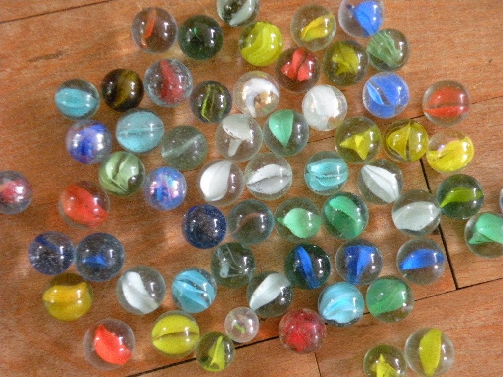 Knikkers, doorzichtig glas met 1 kleurtje erin., Ophalen of Verzenden