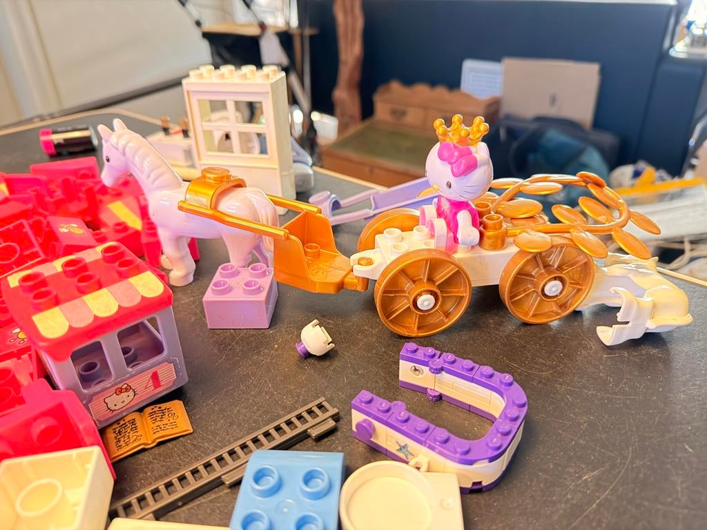 Krat vol hello kitty bouwstenen, Ophalen, Zo goed als nieuw