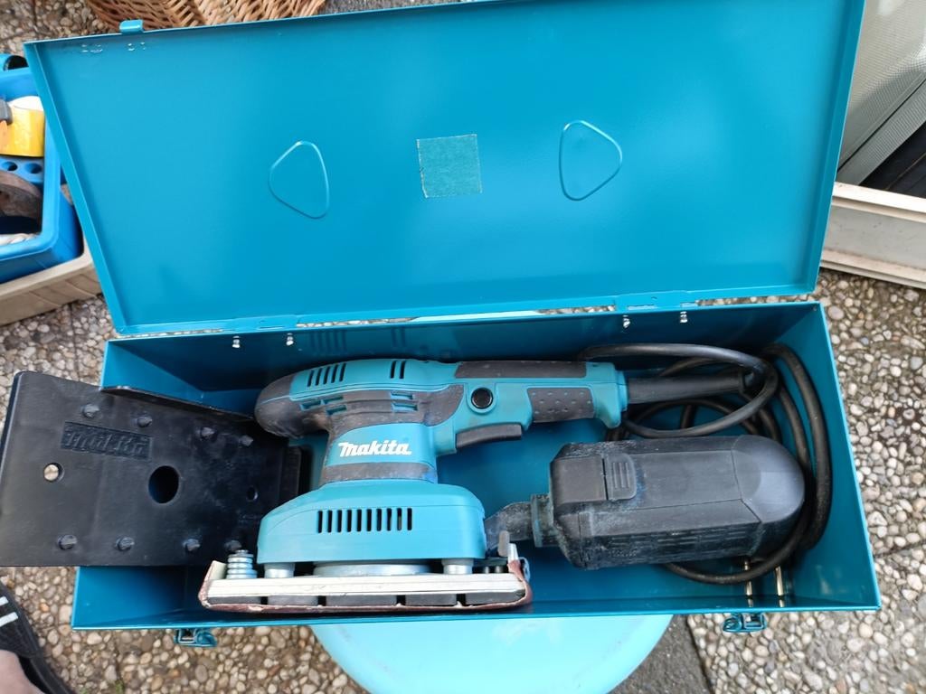 Makita BO3711 Vlakschuurmachine in metalen koffer, Ophalen of Verzenden, Gebruikt, Minder dan 600 watt, Vlakschuurmachine