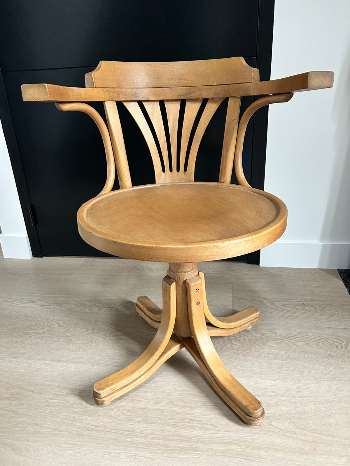 Thonet stijl houten draaistoel, Ophalen