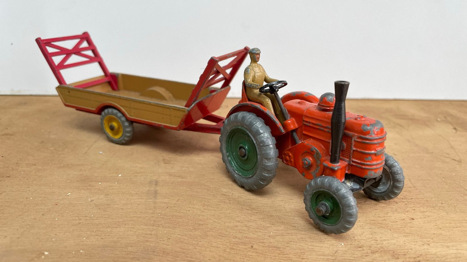 Dinky Toys Tractor met aanhanger en boer (vintage), Ophalen of Verzenden