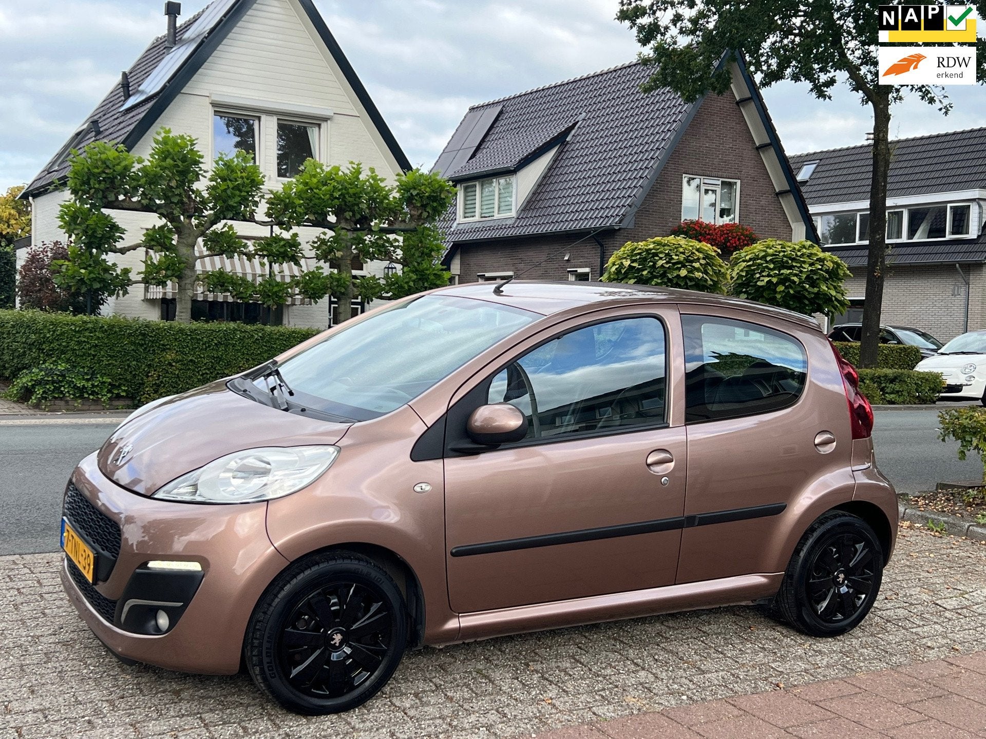Peugeot 107 1.0 Exclusive 96.000 km NAP Leder bekleding, Auto's, Voorwielaandrijving, Gebruikt, Zwart, 4 stoelen