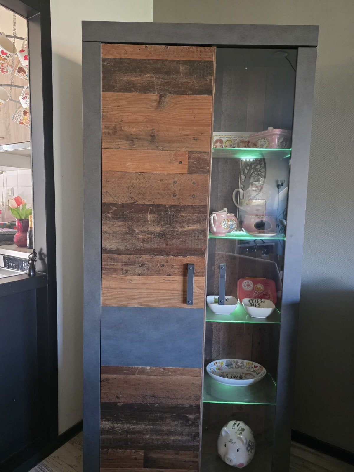 Vitrinekast met houten accenten en verlichting, Ophalen, Gebruikt