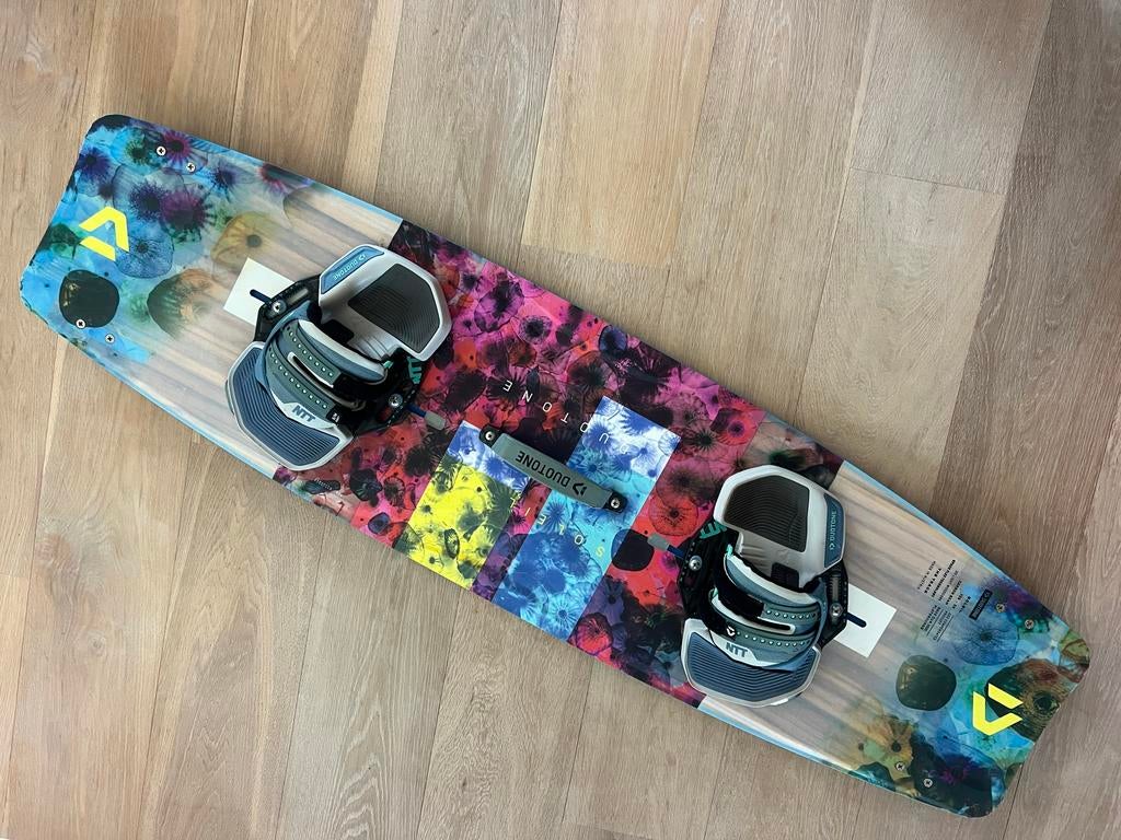 Duotone Soleil Kitesurfboard 136-39 met NTT bindingen, Watersport en Boten, Kitesurfen, Zo goed als nieuw, 4 m² of minder, Twintip