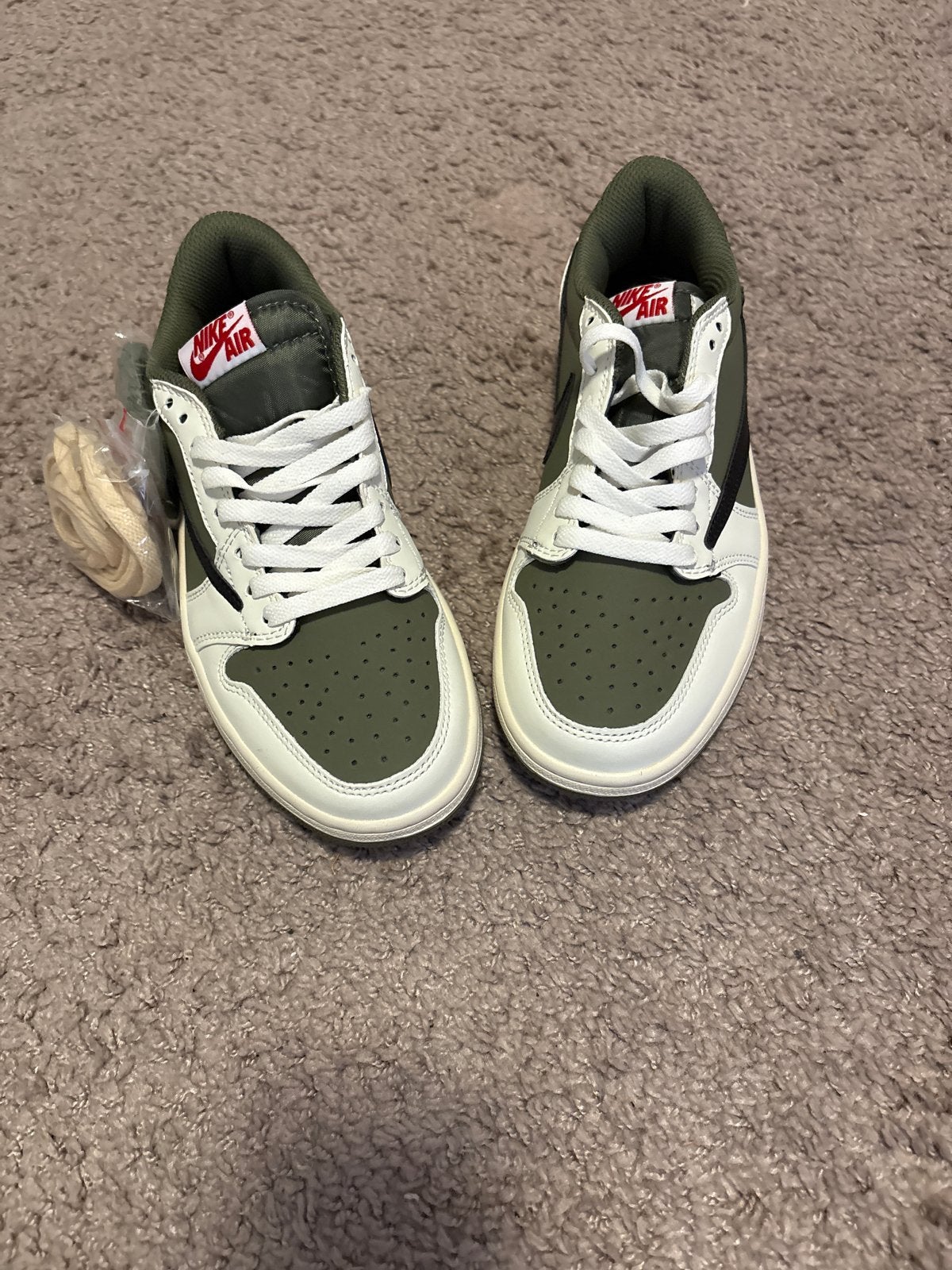 Nike Air Jordan 1 Low x Travis Scott Olive, Kleding | Heren, Ophalen of Verzenden, Nieuw, Overige kleuren, Sneakers of Gympen