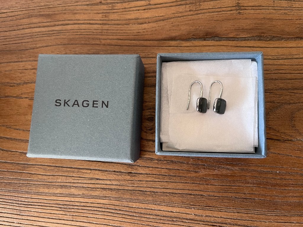 Skagen Oorbellen met grijze glazen steen, Overige materialen, Hangers, Ophalen of Verzenden, Zo goed als nieuw