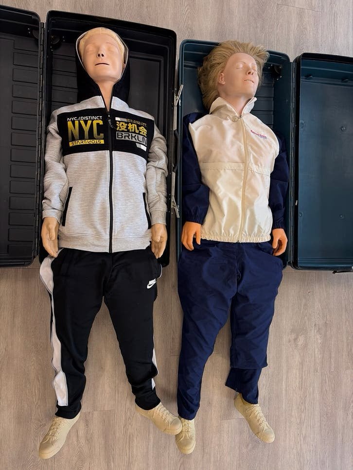 2 Laerdal full-body reanimatiepoppen met koffers, Ophalen