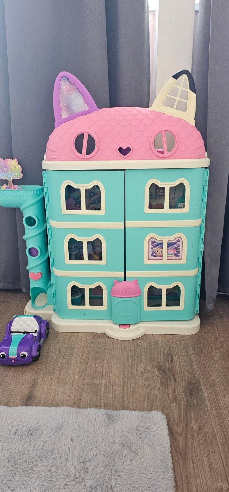 Gabby's Poppenhuis met accessoires en auto, Ophalen, Zo goed als nieuw, Overige typen