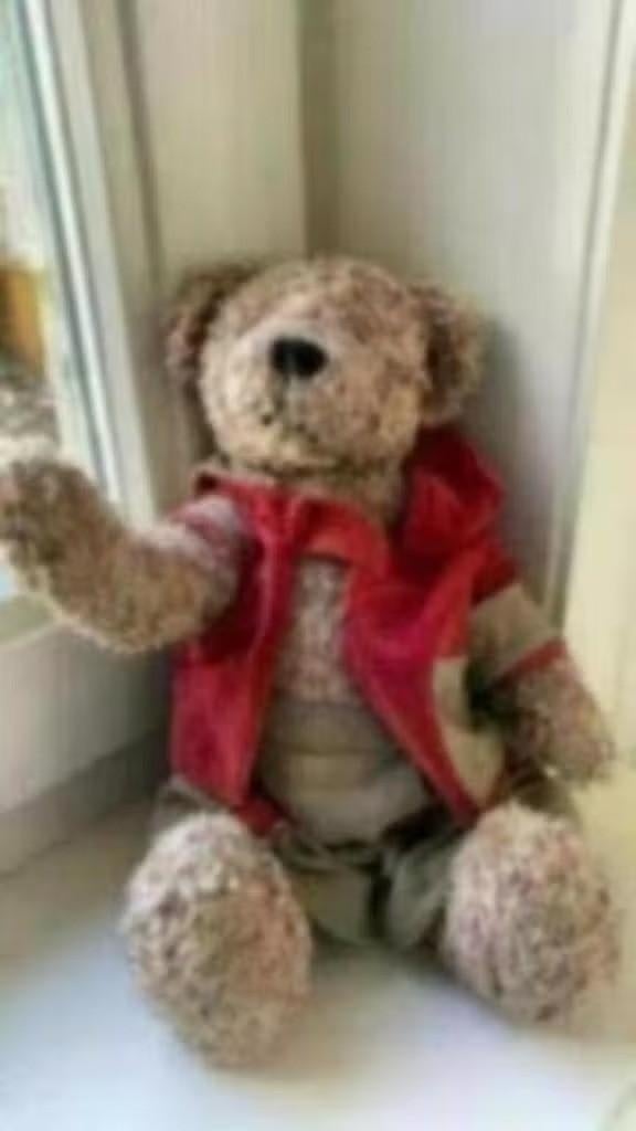 Lieve Beer met kleertjes (knuffel/ decoratie), Ophalen of Verzenden, Zo goed als nieuw, Stoffen beer, Overige merken