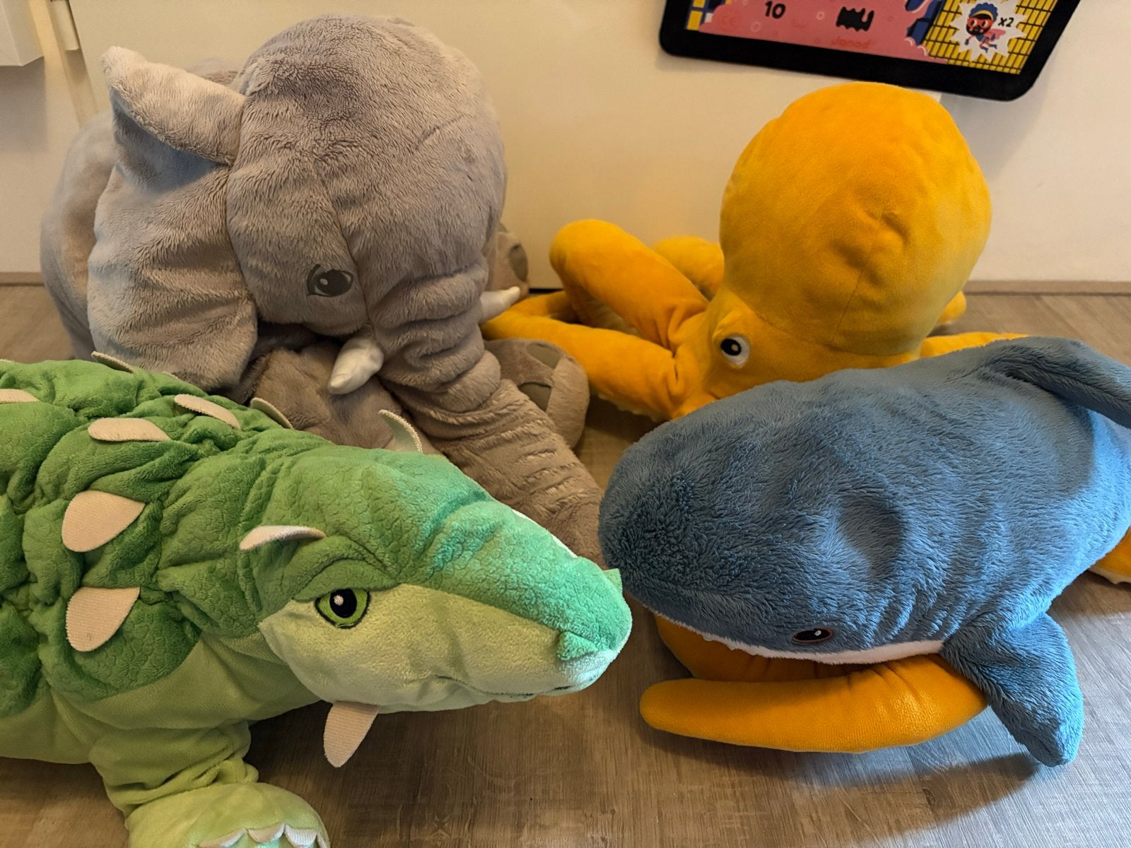 4 grote Ikea knuffels: dinosaurus, inktvis, haai, olifant, Grijs, Ophalen of Verzenden, Zo goed als nieuw, Groot (groter dan 80 cm)